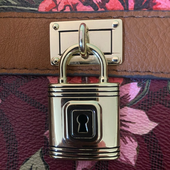 Elegant Floral Hand Bag with Brown Straps - Picture 9 of 10